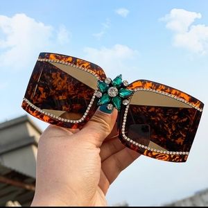 Tortoise and Green Rhinestone Statement Sunnies Sunglasses NEW